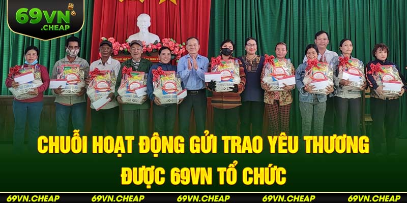 Thăm hỏi sức khỏe và trao tặng quà cho người già khu vực Sơn La